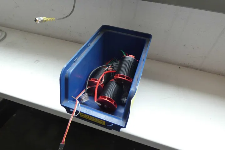 Kiste mit Kontronik KoraTop Motoren